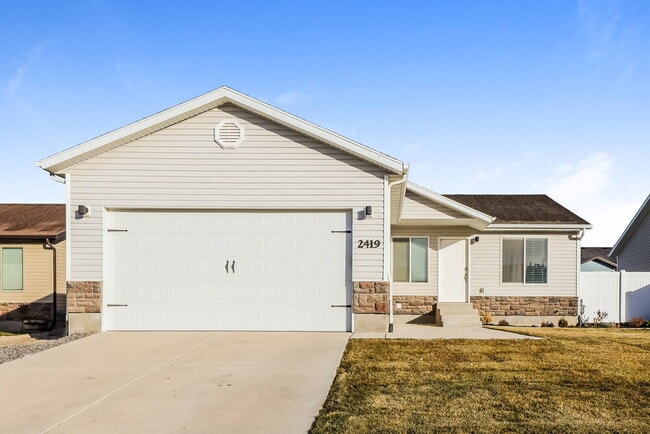 Building Photo - 2419 Prairie Ln