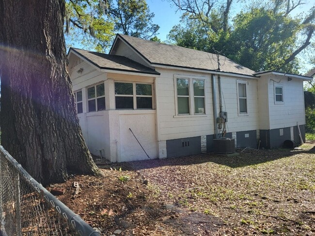 Photo - 324 Nixon St