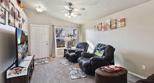 Photo - 928 Aspen Grove St