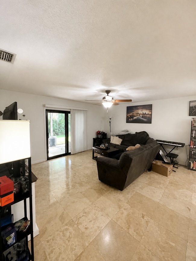 Photo - 468 NE 42nd St