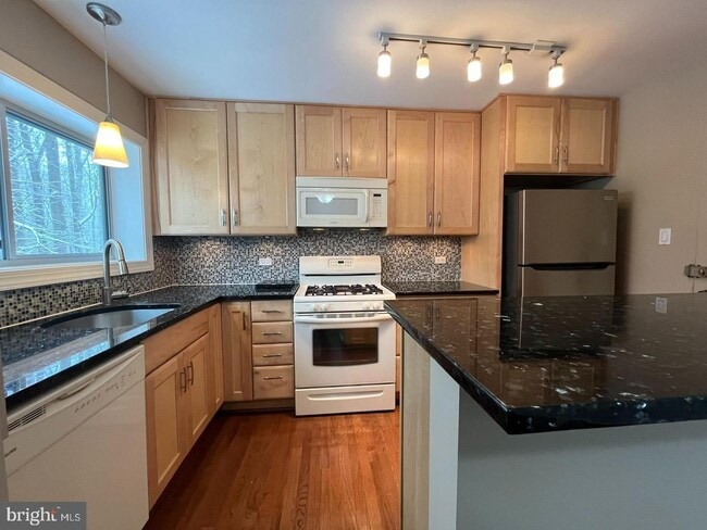 Photo - 10619 Weymouth St Unidad 102