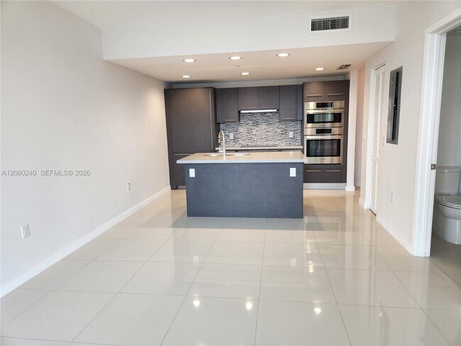 Building Photo - 7875 NW 107th Ave Unit 711