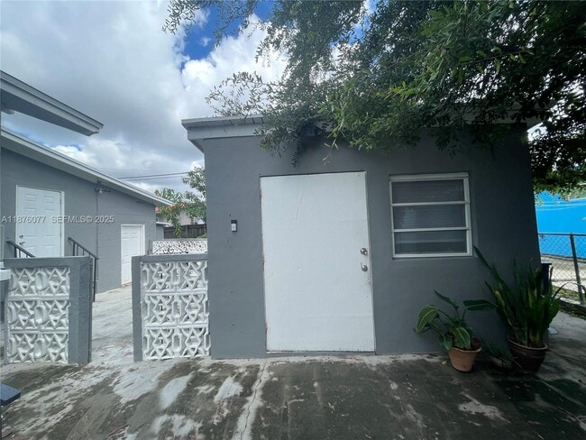 Building Photo - 1923 NW 1st Terrace Unit C