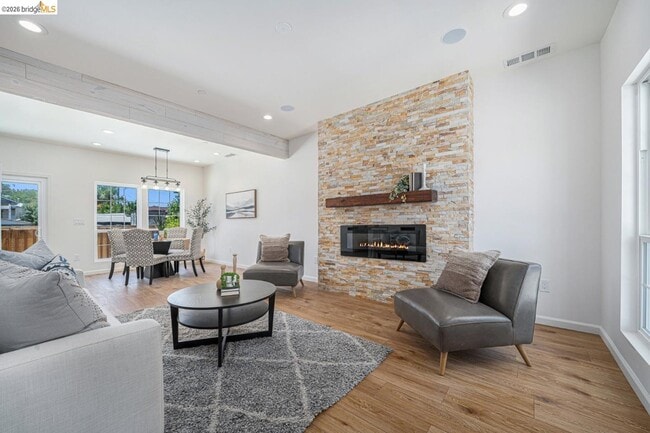 Photo - 731 Beatrice St