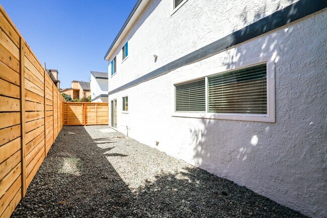 Hamilton Courtyard Apartments