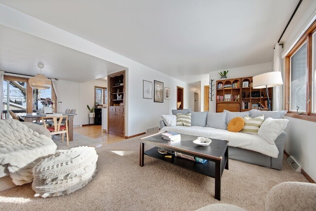 Photo - Gorgeous 3 Bedroom In Saint Anthony Village - Dogs Welcome!