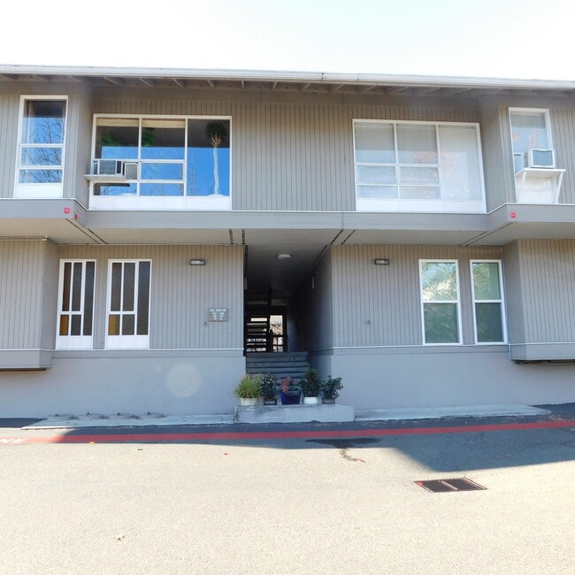 Building Photo - 922 100th Ave NE Unit 112