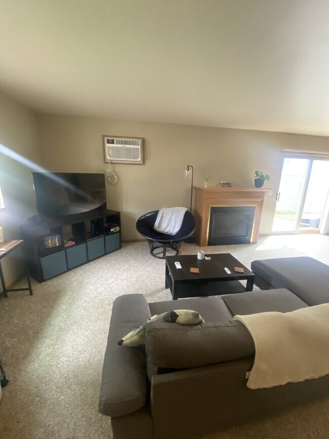 Huge 2 bed 1 bath just off Water St availa... Apartment Unit 1 Eau