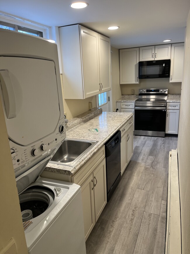 Building Photo - 6340 New St Unit #1