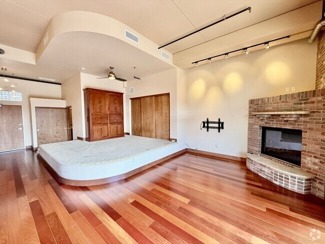 Building Photo - Luxury Studio in the Heart of Downtown Col... Rental