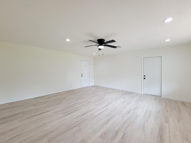 Photo - 301 Cypress St