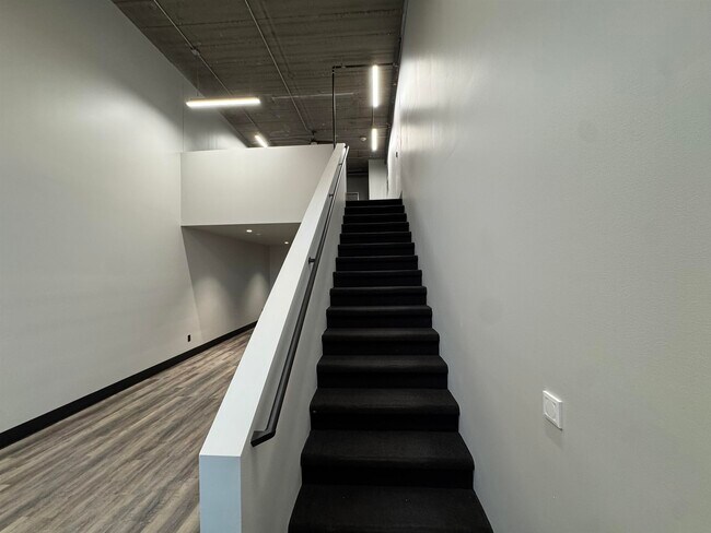 Photo - 824 W 8th St