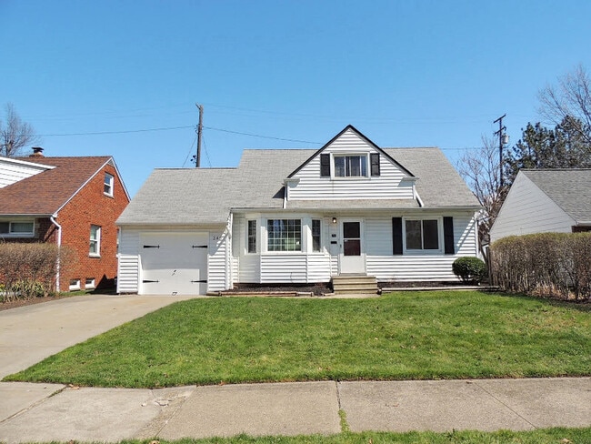 Building Photo - 3 Bed & 2 Full Bath Cape Cod for Rent!
