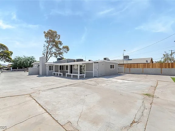 Building Photo - 2221 Ellis St Rental