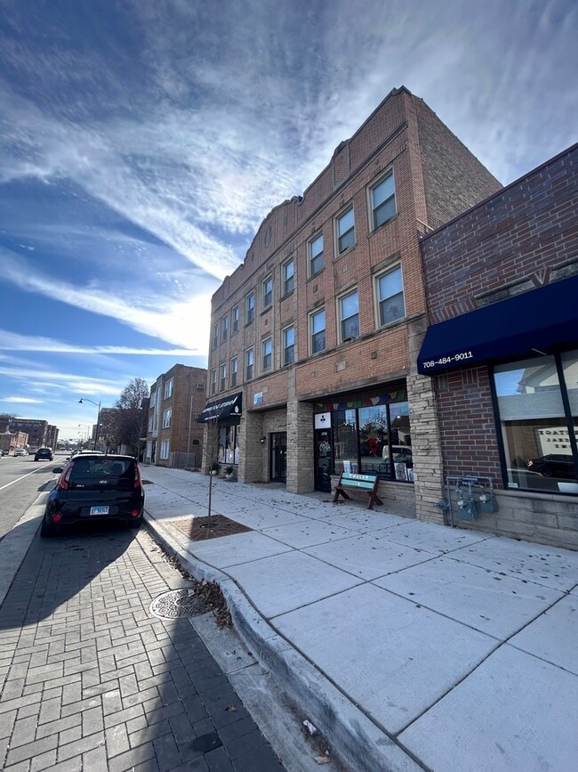 Building Photo - 3120 Oak Park Ave Unit 207 Rental
