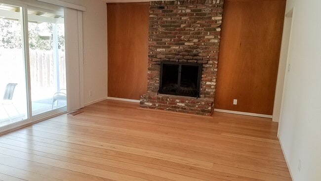 1143 Lisa Ln