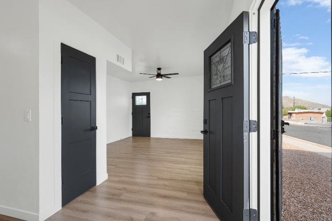 Photo - 207 W 25th St