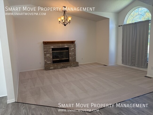 Photo - 108 W Crest Wood Dr