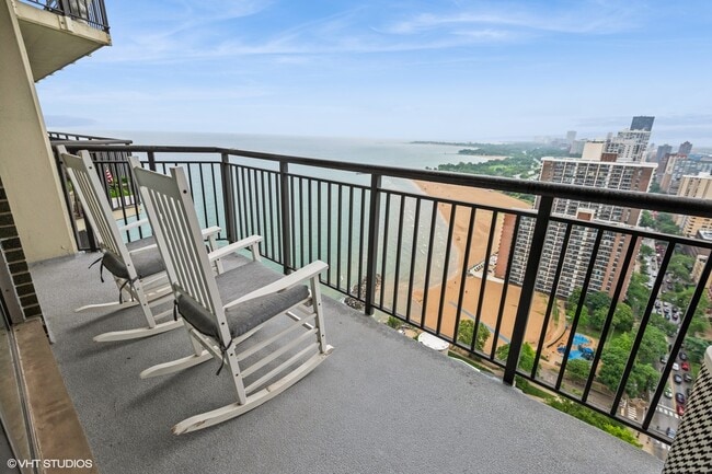 Building Photo - 6007 N Sheridan Rd Unit Malibu Rental