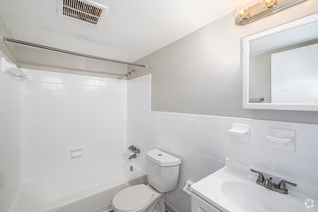 2BR, 1BA - 825SF - Bathroom