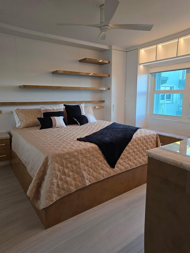 Building Photo - 1035 Hillsboro Mile Unit 32