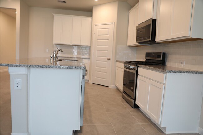 Photo - 523 Ellwood Terrace Ln