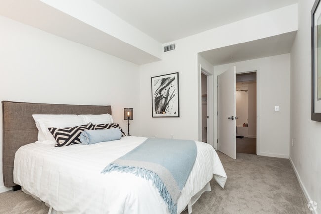 2BR, 2BA - 1087 SF