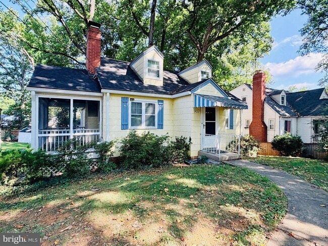 907 Heron Dr