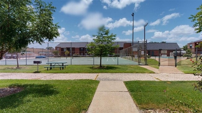 Building Photo - 904 University Oaks Blvd Unit 1