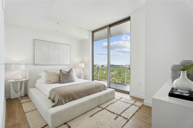 Photo - 2678 Tigertail Ave Unidad 1202