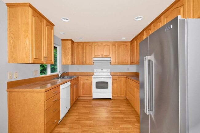 Photo - 4 Bedroom 3 Bath Split Level Kirkland