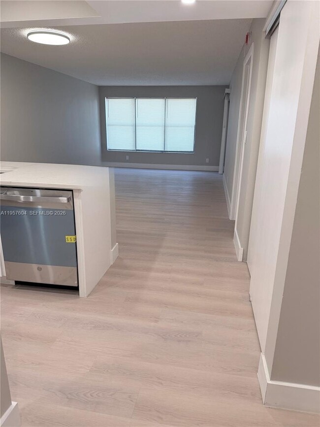 Building Photo - 2324 S Cypress Bend Dr Unit 117