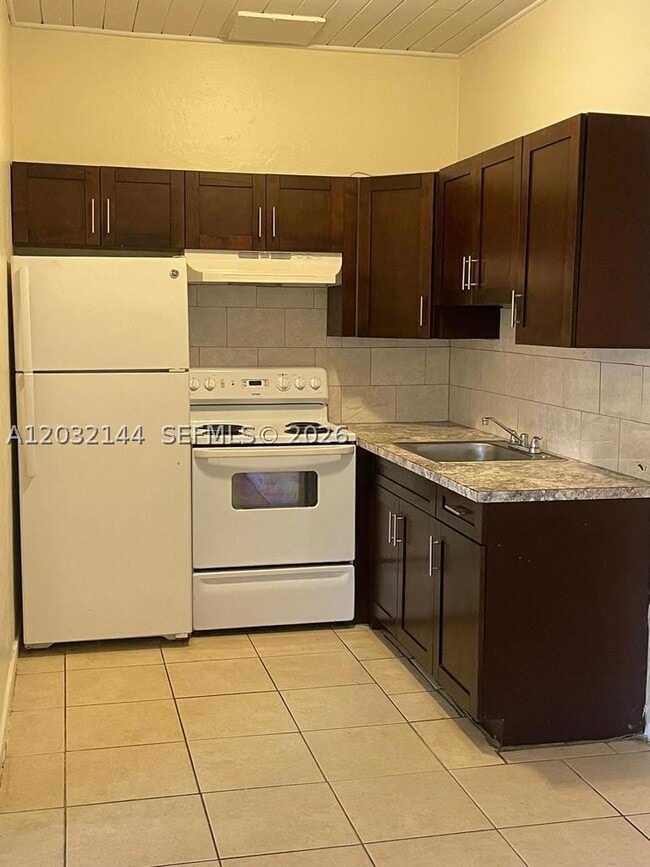 Building Photo - 480 NE 162nd St Unit 480