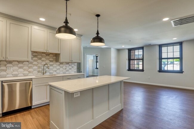 Building Photo - 210 E Boscawen St Unit 201
