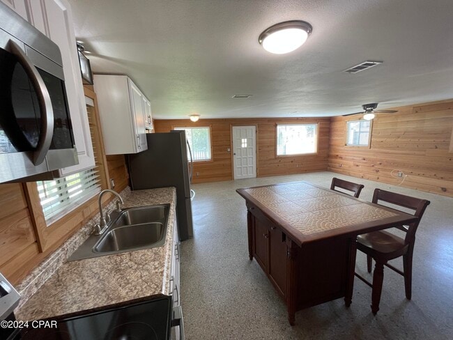 Photo - 305 Tarpon St