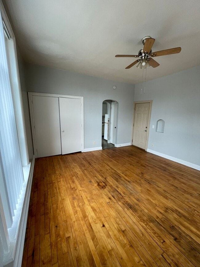 Building Photo - Large one room efficiency with large kitchen Unit Apart #35