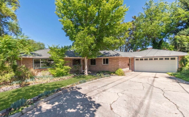 Building Photo - Spacious 3 bed 3 bath home