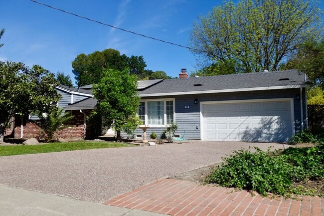 Building Photo - 609 Maureen Ln