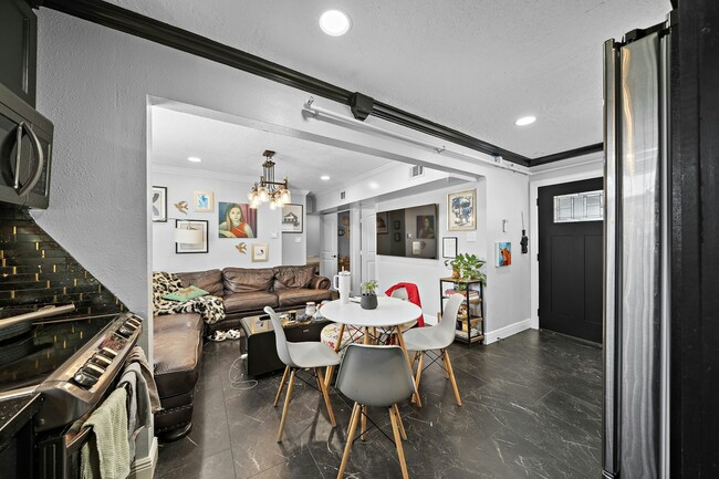 Photo - 609 Sealy Ave Unit 6 (top)