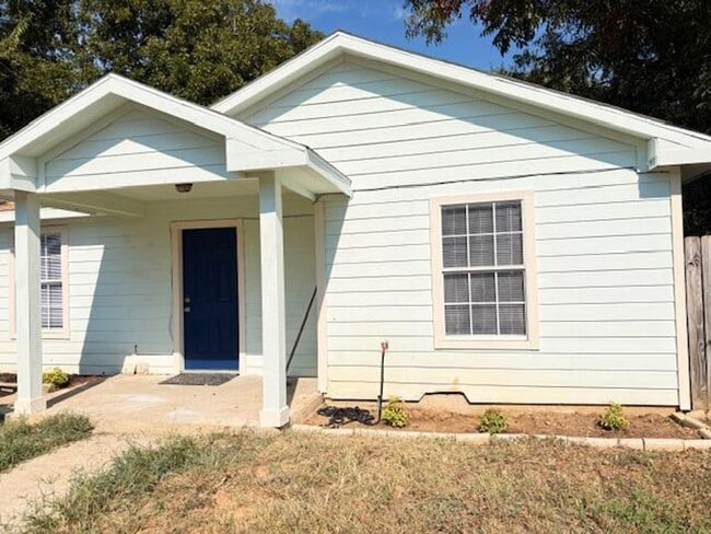 Building Photo - Two Homes / One Lot / Versatile Uses / Rem...