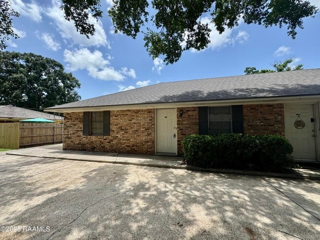 Building Photo - 100 Charolais St Rental
