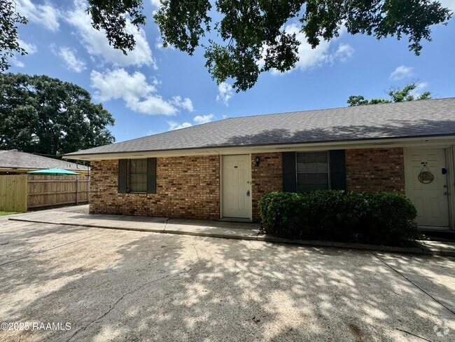 Building Photo - 100 Charolais St Rental