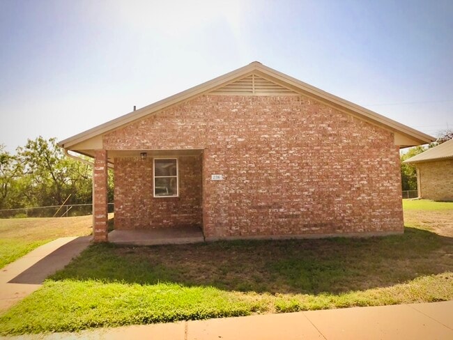 Building Photo - 2316 Carley St