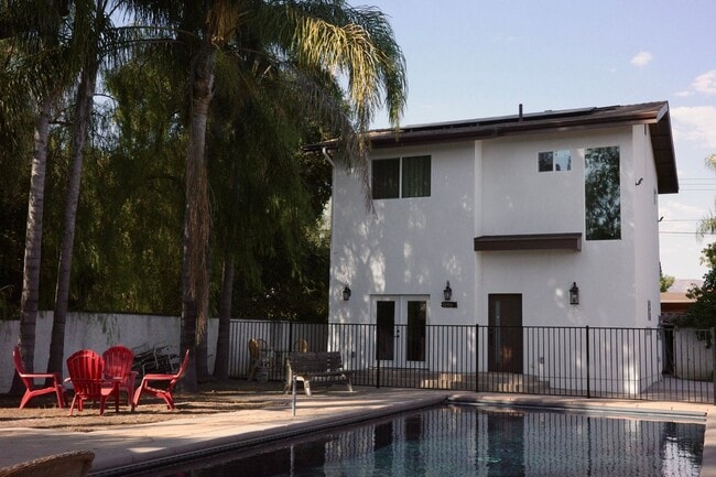 10916 Arleta Ave