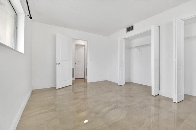 Photo - 1055 Crystal Way Unidad J