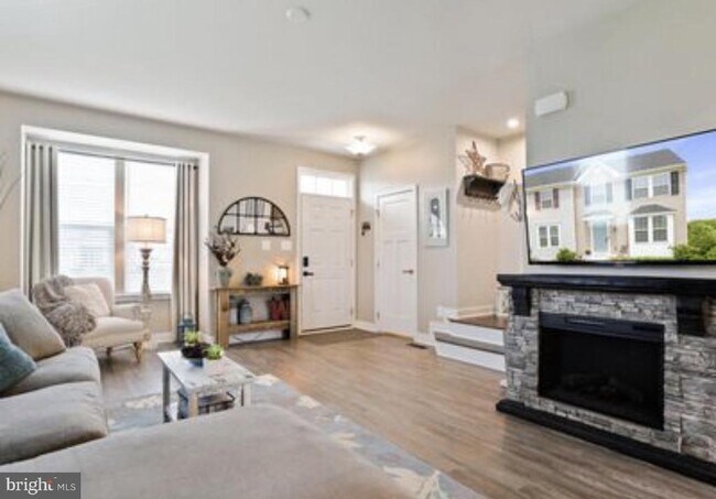 Photo - 211 Ontario Dr