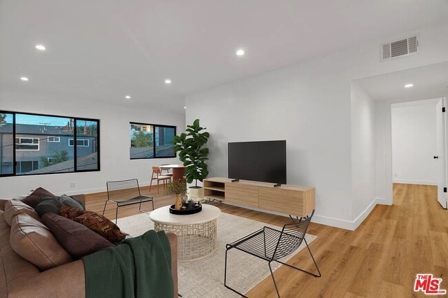 Building Photo - 950 Havenhurst Dr Unit 6