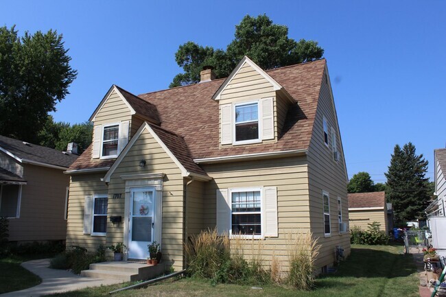 Building Photo - All utilities included in this 1-Bedroom, ... Unit 1707 S 10th Ave Apt 2