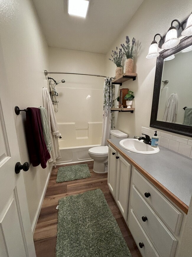 Photo - 388 W Harris St