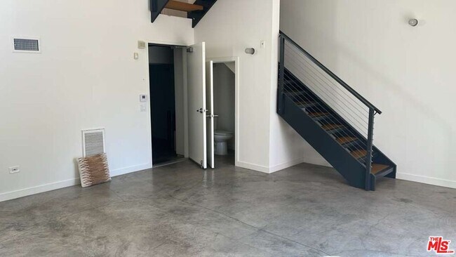 Photo - 800 Hampton Dr Unidad H